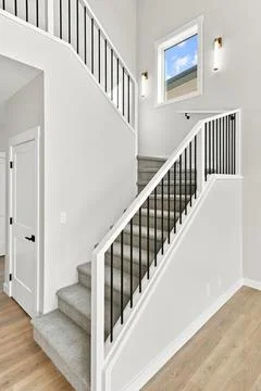 Modern home staircase features white walls and wood flooring 库存插图