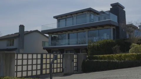 Modern house with gates Stockbeeldmateriaal 128189145