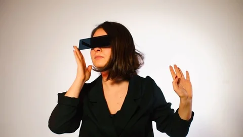 A modern housewife in rectangular glasses and black clothes makes dance moves. 库存影片 124203144