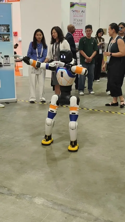 Modern humanoid robot showcased at a technology trade show Stock-Footage 338319295