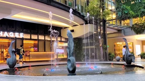 Modern illuminated fountain with sculptural elements Video stock 343673349
