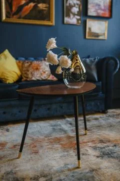 Modern interior design of a pressed table with a vase for artificial flowers Stock-Fotos