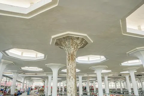 Modern Interior with Hexagonal Skylights and Columns Фото