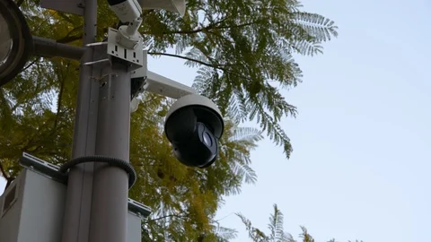 Modern IP PTZ security camera on a pole inthe park Видео 102204035