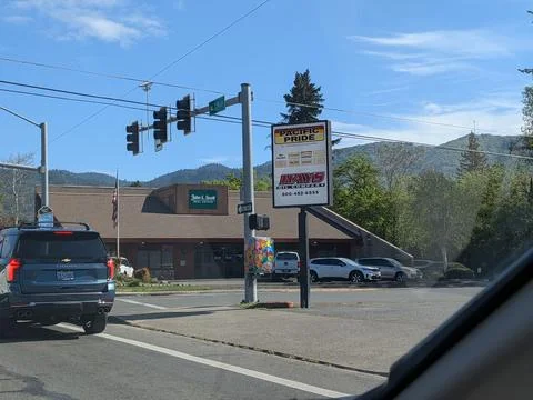 Modern John L. Scott Real Estate office beside a busy Grants Pass street Stock-Fotos