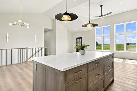Modern kitchen features a light wooden island with white countertop 库存插图
