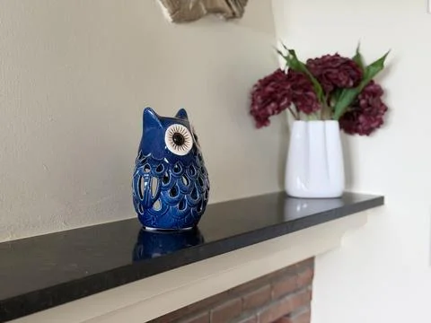 Modern kitchen interior with blue ceramic tile backsplash Stock-Fotos