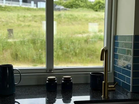 Modern kitchen interior with blue ceramic tile backsplash Stock-Fotos