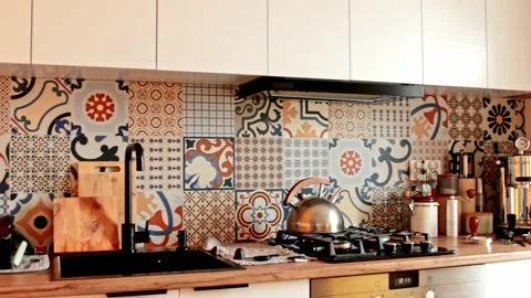 Modern kitchen interior with colorful patterned tiles backdrop. Cozy kitche.. 库存影片 336203151