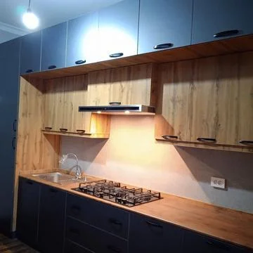 Modern Kitchen Interior Design with Dark Matte and Wooden Cabinets 스톡 사진