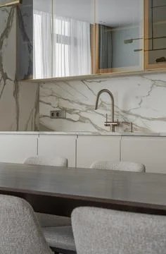 Modern kitchen interior with marble backsplash Stockfoto's