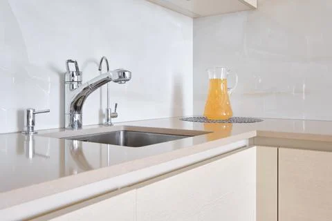 Modern kitchen setup with a sleek design and refreshing beverage for summer.. Foto stock