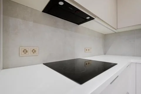 Modern kitchen with sleek design elements and minimalist features for seaml.. Stock-Fotos