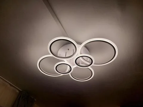 Modern LED Ceiling Light Fixture with Interlocking White and Black Rings Foto stock
