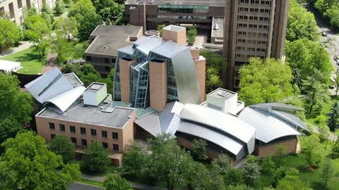Modern library roofs beneath the tall Princeton campus tower Vidéo 108129425