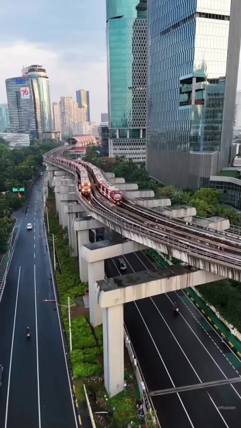 Modern LRT train transit on elevated track in Jakarta financial district Stockbeeldmateriaal 348587990