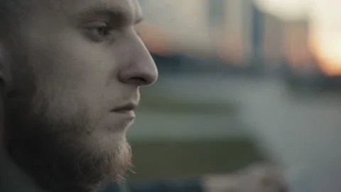 Modern man vaping outside in the warm summer evening 動画素材 85599805