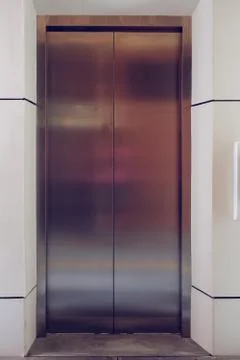 Modern metal elevator close door in building office Stockfoto's