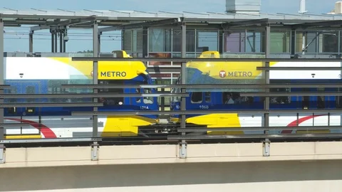 Modern metro transit train leaves station Vídeo Stock 78040941