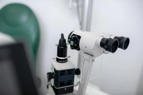 Modern microscope for vision control standing in private clinic Foto stock