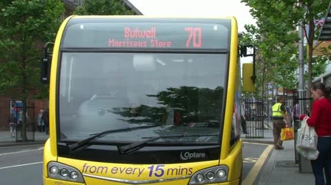 Modern Mini Bus Vídeos de archivo 18009078