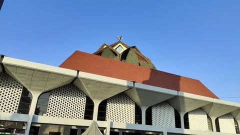 A modern mosque building with a unique architectural design, featuring a te.. Fotos Stock