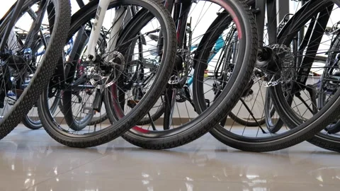 Modern Mountain Bikes Displayed in Bicycle Shop 2026 库存影片 334326227