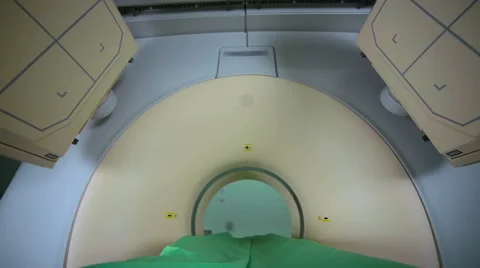 Modern MRI, tomograph, scanner, cat scan in action in bright clinic, medical Vidéo 67266110