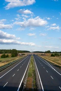 Modern multi-lane highway running towards the horizon under a blue sky Stock-Fotos