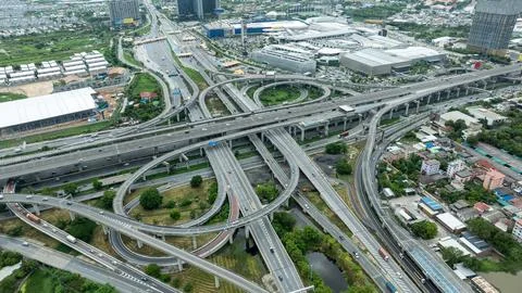 Modern Multi-level Highway Interchange With Traffic Flow In Bang Phli Samut.. Foto stock