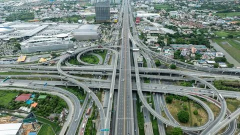 Modern Multi-level Highway Interchange Traffic Flow In Samut Prakan High An.. Foto stock