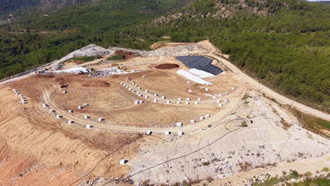 Modern municipal solid waste landfill with engineered cells, black geomembrane Vidéo 333438490