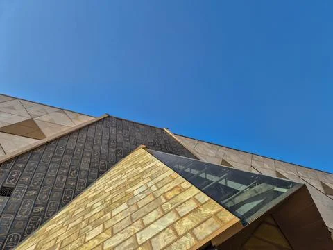 Modern museum building facade with patterned mosaic and glass panels Foto stock