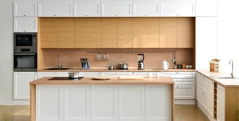 Modern new light interior of kitchen with white furniture and table Stock-Fotos