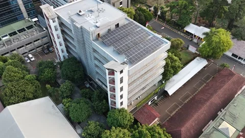 Modern Office Building Rooftop with Solar Panel Array Aerial View Vídeos de archivo 345962057