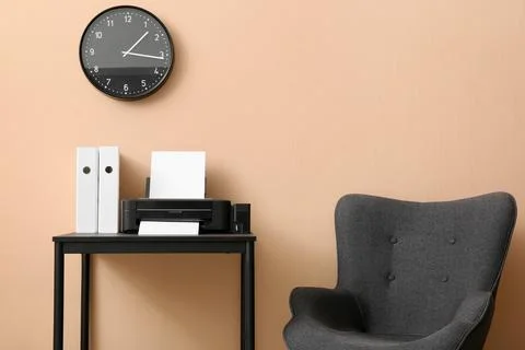 Modern office corner with printer and armchair Stockfoto's