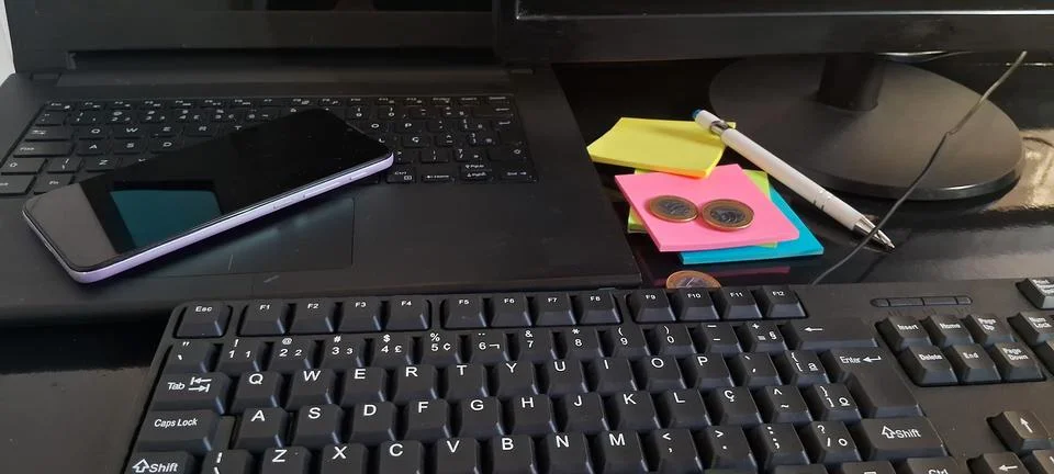 Modern office desk with computer and smartphone. Professional workspace with Stockfoto's