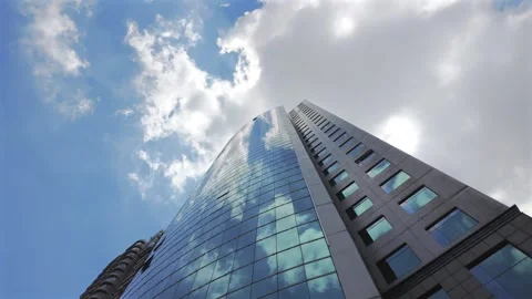 Modern Office Tower with Glass Facade Vídeo Stock 340826177
