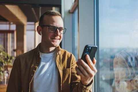 Modern office worker using smartphone app for service consultation in moder.. Foto stock