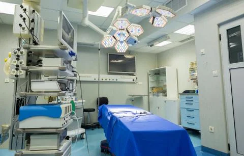 Modern operating room with surgery table, effective lights and life support s Stock-Fotos
