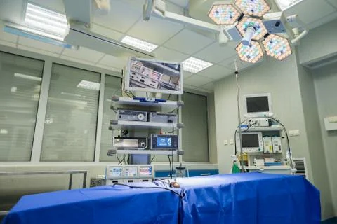 Modern operating room with surgery table, effective lights and life support s Stock-Fotos