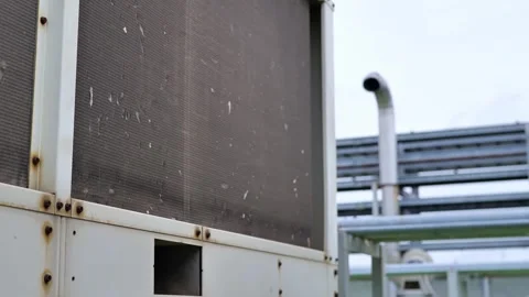 Modern outdoor cooling system featuring condenser coils, refrigerant piping and  스톡 동영상 347143872