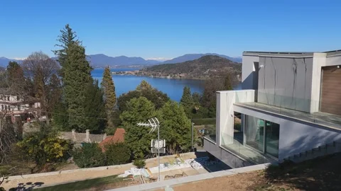Modern panoramic cubic house overlooking Lake Maggiore, Italy Vídeos de archivo 278945004