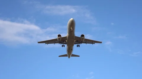 Modern passenger plane flies overhead, exactly in the center of the frame. 4K Stock-Footage 117376751