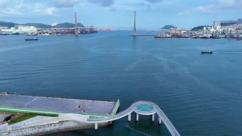 Modern pedestrian bridge overlooking busan north port in south korea 库存影片 337279541