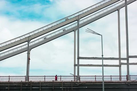 A modern pedestrian cable-stayed bridge supporting structure against a blue sky Foto stock