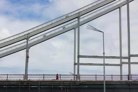 A modern pedestrian cable-stayed bridge supporting structure against a blue sky. Foto stock