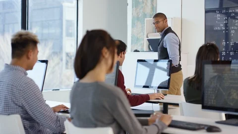 Modern physics teacher teaching students during lecture 库存影片 106673016