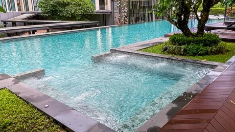 A modern pool and jacuzzi area in a residential condominium in Thailand during t Fotos de archivo