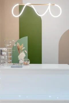 Modern reception desk with decorative elements and stylish lighting fixture Foto stock
